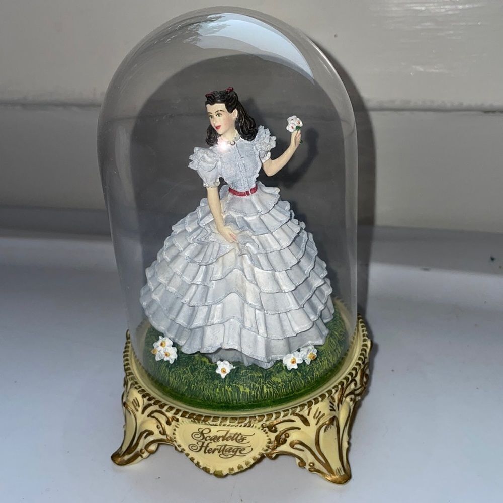 Vintage 1998 Franklin Mint Scarlett’s Heritage figurine under domed glass